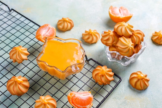 Cuajada de crema de mandarina y galletas con mandarinas frescas.