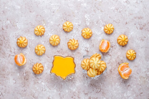 Cuajada de crema de mandarina y galletas con mandarinas frescas.