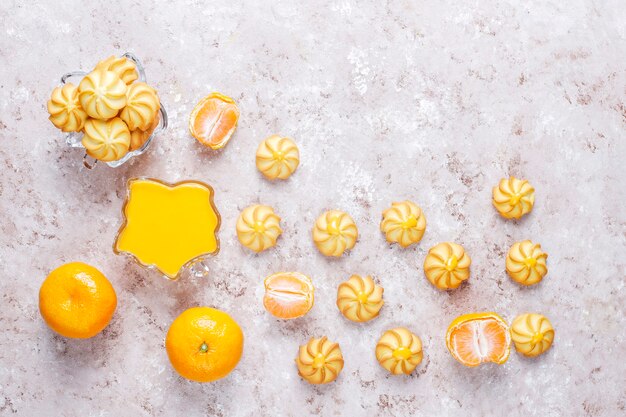 Cuajada de crema de mandarina y galletas con mandarinas frescas.