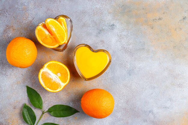 Cuajada de naranja casera con jugosas naranjas.