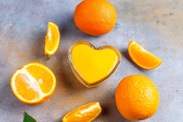 Cuajada de naranja casera con jugosas naranjas.