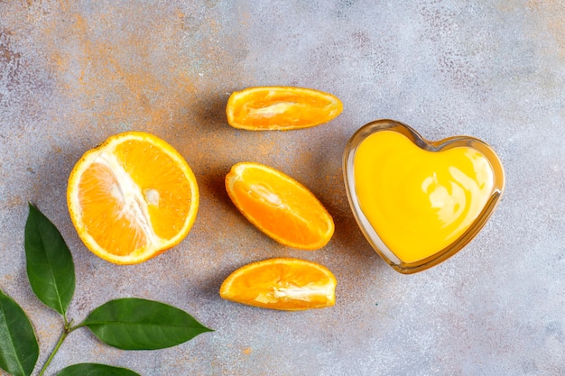 Cuajada de naranja casera con jugosas naranjas.