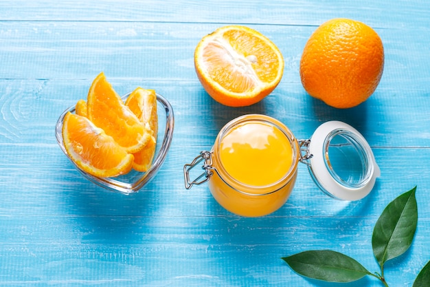 Cuajada de naranja casera con jugosas naranjas.