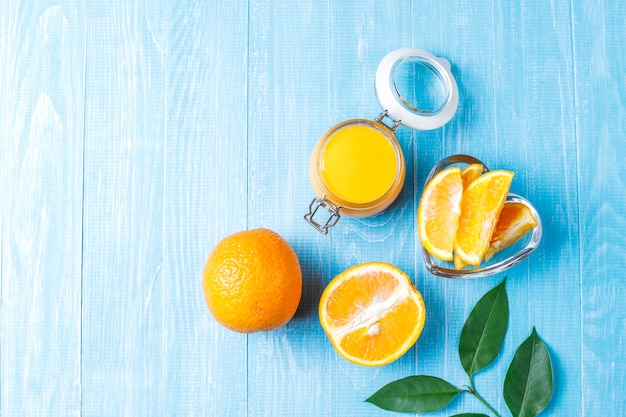 Cuajada de naranja casera con jugosas naranjas.