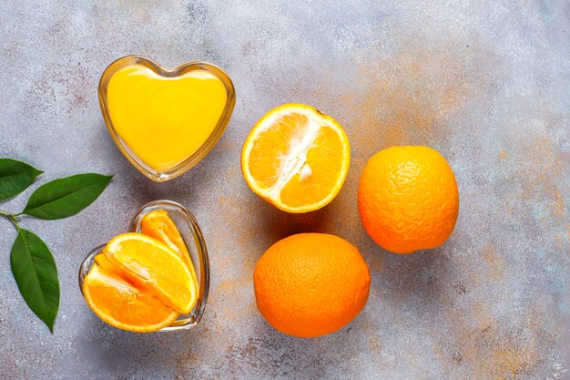 Cuajada de naranja casera con jugosas naranjas.