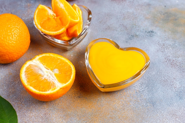 Cuajada de naranja casera con jugosas naranjas.