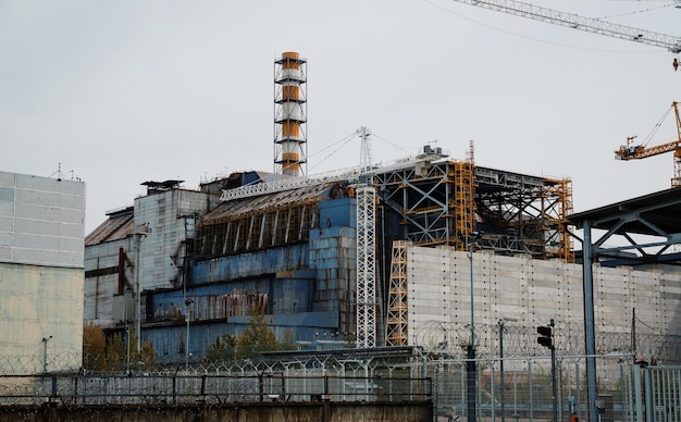 Foto gratuita cuarto bloque de la central nuclear de chernóbil en 30 años tras la explosión en la central nuclear