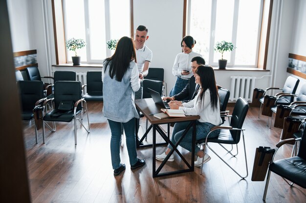 Cuarto espacioso. Empresarios y gerente trabajando en su nuevo proyecto.