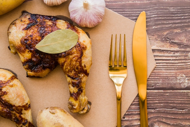 Cuarto de pierna de pollo a la parrilla en la mesa