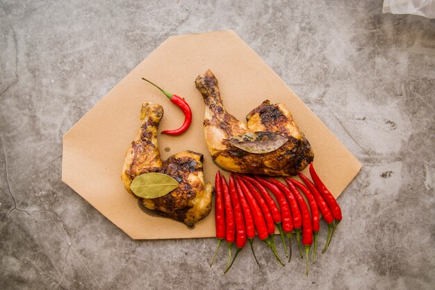 Cuartos de pierna de pollo a la parrilla en la mesa