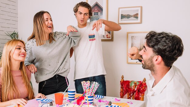 Cuatro amigos en celebración de cumpleaños