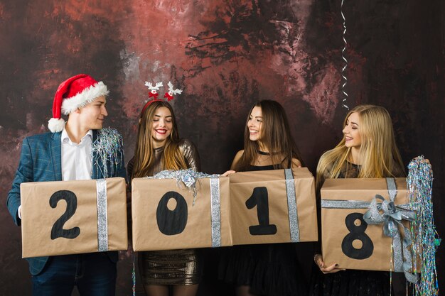 Cuatro amigos celebrando 2018 con cajas