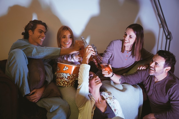 Cuatro amigos riendo viendo una película