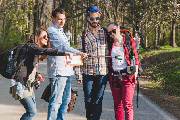 Cuatro amigos turistas en excursion