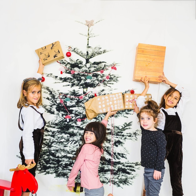 Cuatro chicas con cajas de regalo