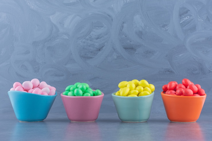 Foto gratuito cuatro cuencos de chicles, sobre el fondo de mármol.