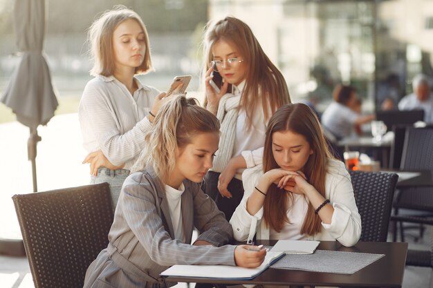 Cuatro estudiantes en un campus de estudiantes sentados a la mesa