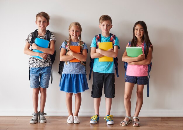 Cuatro de los niños preparados para las lecciones.