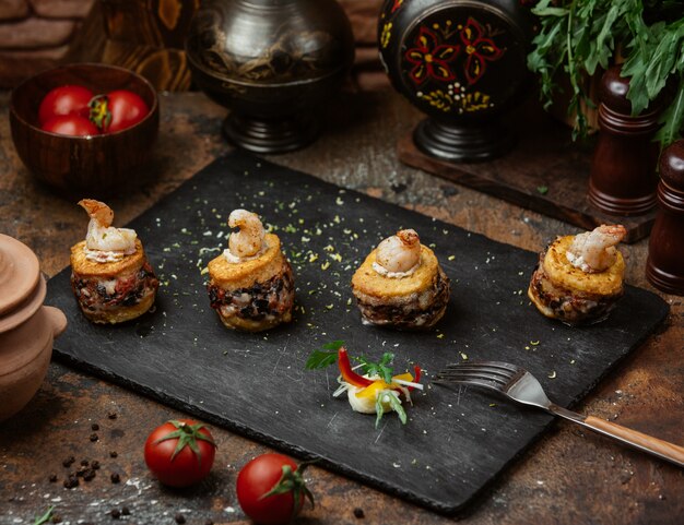 cuatro piezas de mini guarniciones en forma de sándwich en tablero de piedra