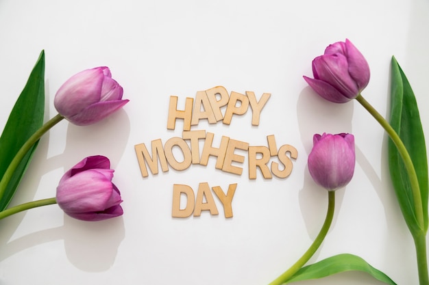 Foto gratuita cuatro rosas y lettering para el día de la madre