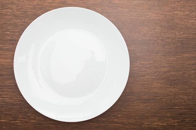 Foto gratuita cubertería sobrecarga de alimentos de comedor de madera