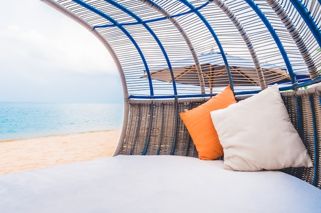 Foto gratuita cubierta de lujo con almohada en la playa y el mar.