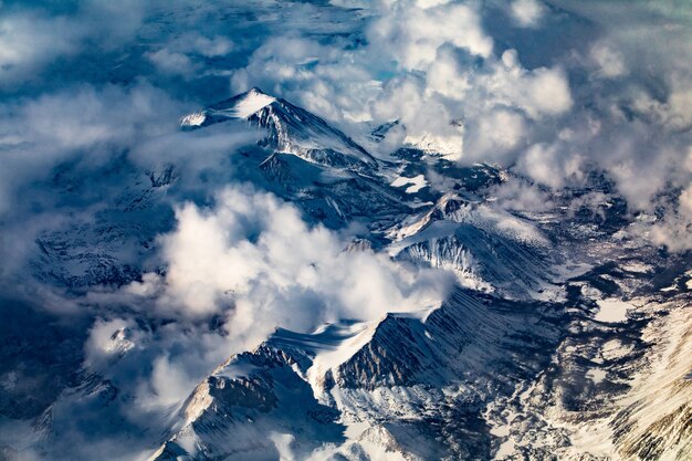 Cubierta de montaña con nieve