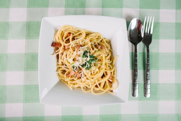 Cubiertos cerca de la pasta