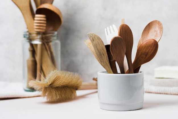 Cubiertos de madera y cepillo de pelo natural