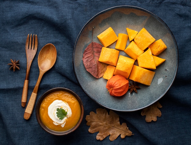 Cubiertos de madera y plato de calabaza