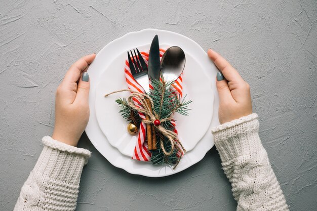 Cubiertos de navidad con manos