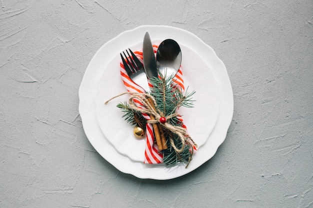 Cubiertos de navidad en plato