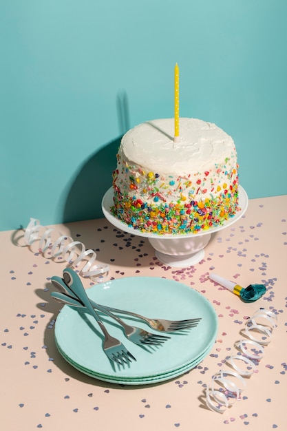 Cubiertos y pastel de cumpleaños de alto ángulo