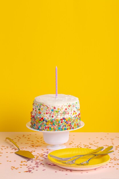 Cubiertos y pastel de cumpleaños de alto ángulo