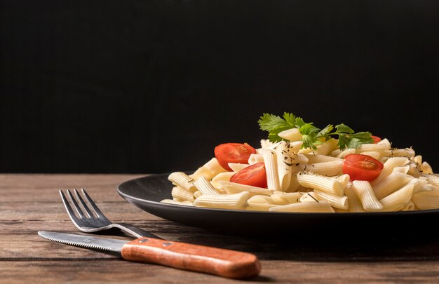 Cubiertos y plato con pasta