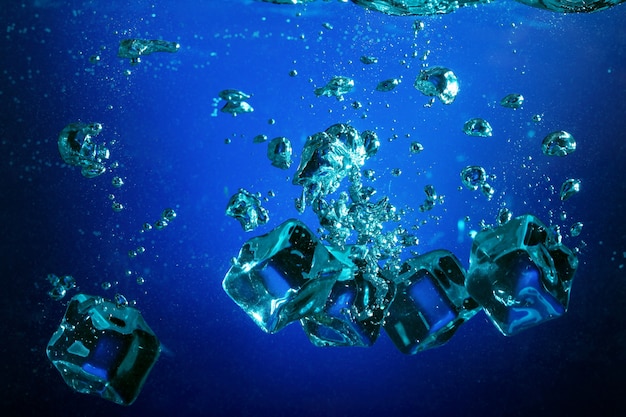 Foto gratuita cubitos de hielo con burbujas bajo el agua
