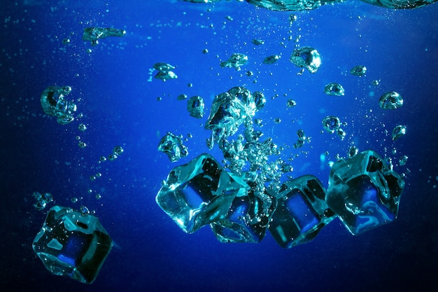 Cubitos de hielo con burbujas bajo el agua