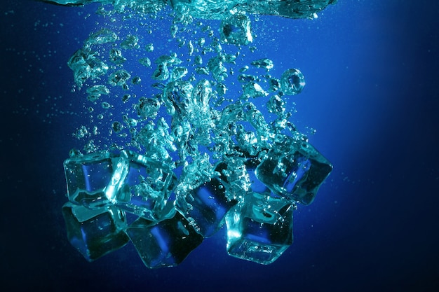 Cubitos de hielo con burbujas bajo el agua