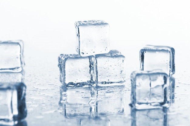 Cubitos de hielo mojados y fríos