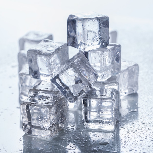 Cubitos de hielo sobre la mesa