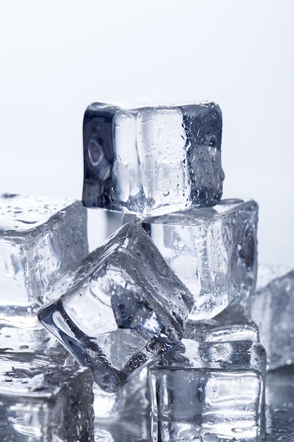 Cubitos de hielo sobre la mesa