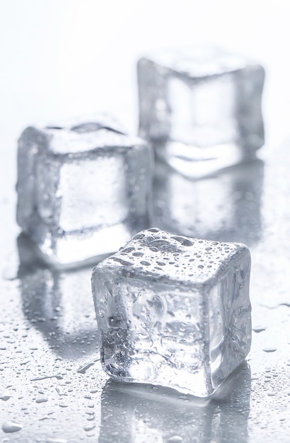 Foto gratuita cubitos de hielo sobre la mesa