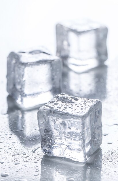 Cubitos de hielo sobre la mesa