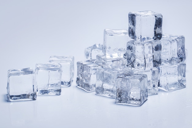 Cubitos de hielo sobre la mesa