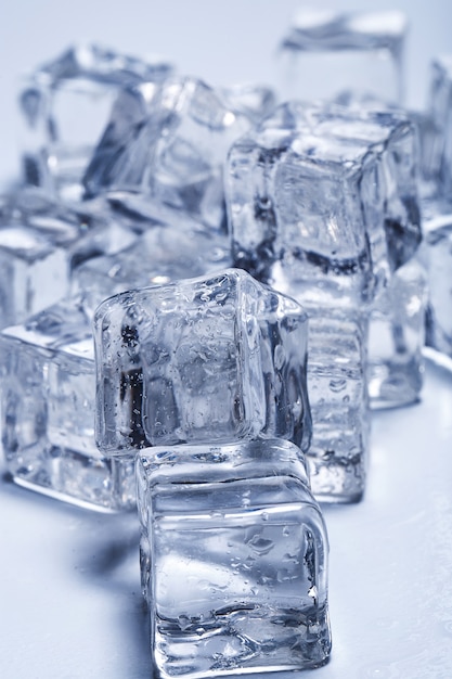 Cubitos de hielo sobre la mesa