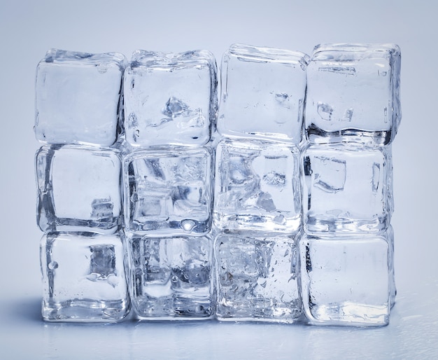 Foto gratuita cubitos de hielo sobre la mesa