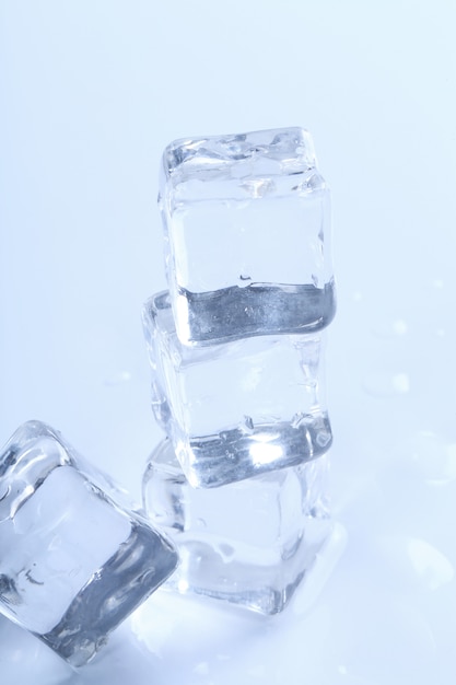 Cubitos de hielo sobre superficie blanca