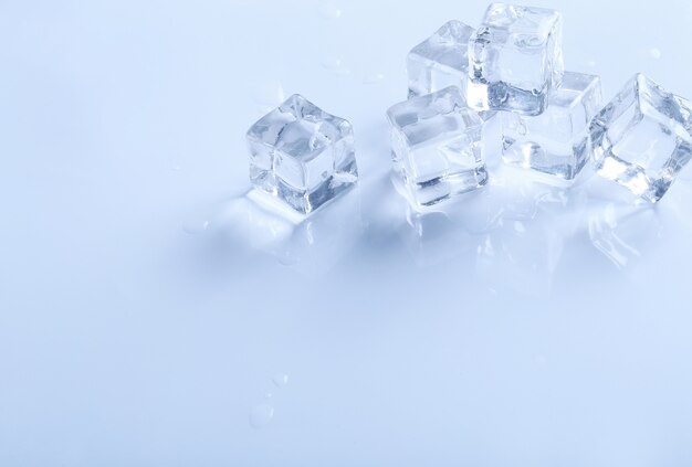 Cubitos de hielo en la superficie blanca con copyspace