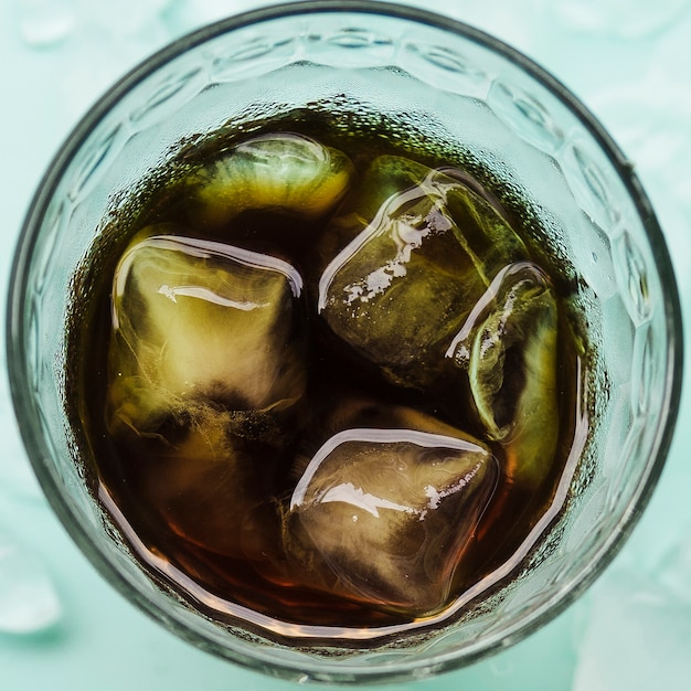 Foto gratuita cubitos de hielo en vaso con bebida