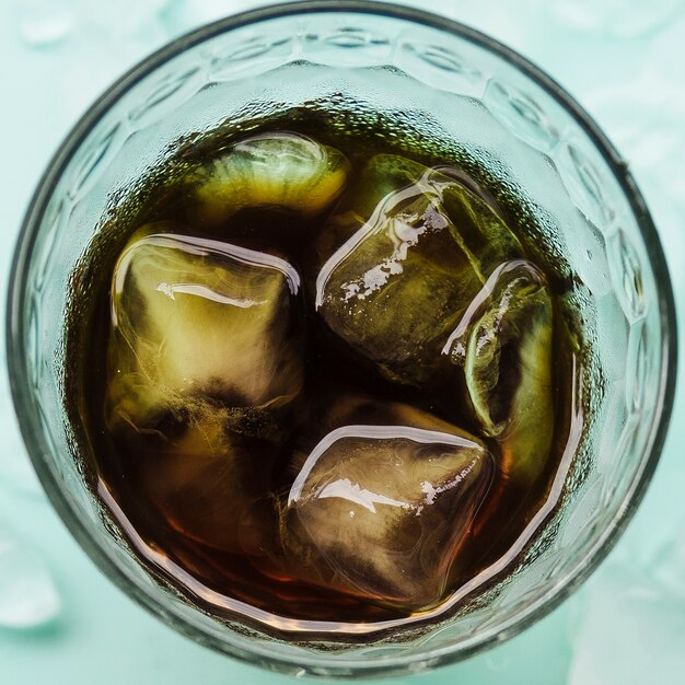 Cubitos de hielo en vaso con bebida